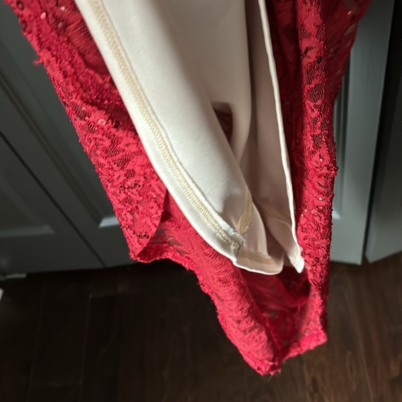❤️LEYVA Red Lace and Sequin Formal Dress - Picture 6 of 12